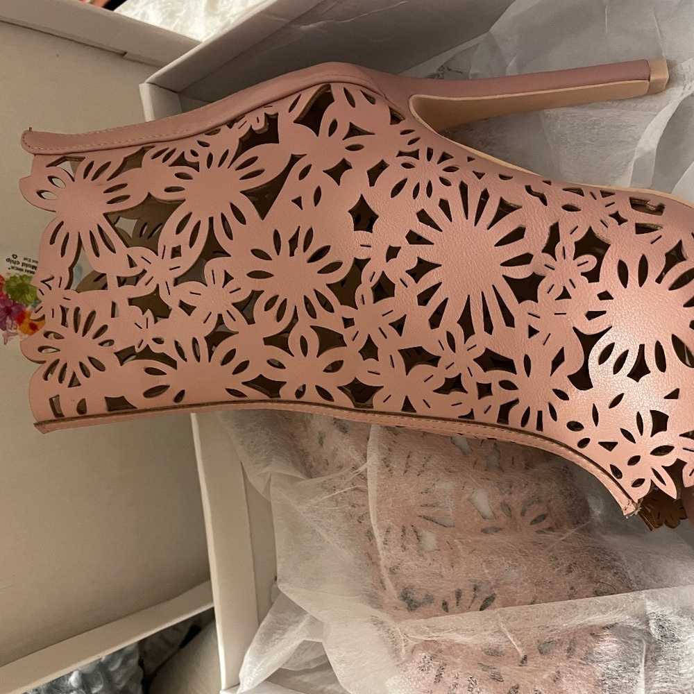 New- pink booties